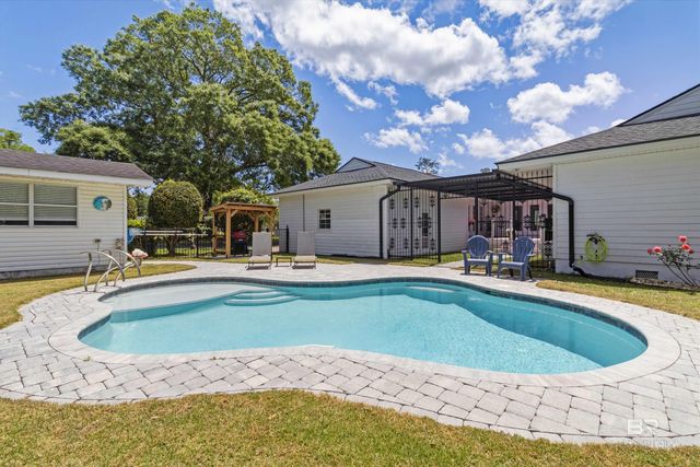 302 W Satsuma Avenue, Foley, AL 36535