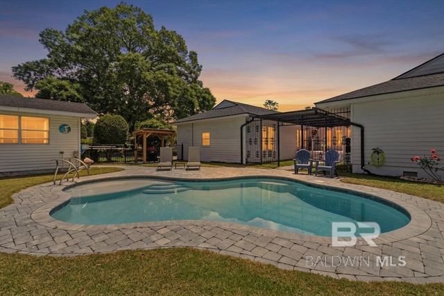 302 W Satsuma Avenue, Foley, AL 36535