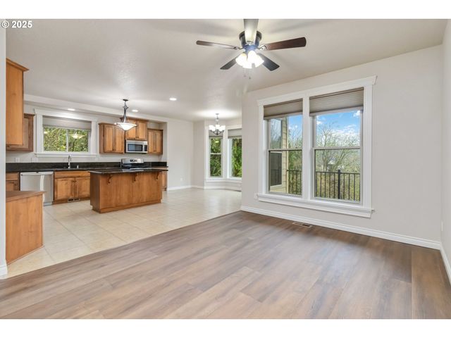 119 PENINSULA Dr, Kelso, WA 98626