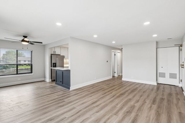 1728 N Emerald Bay 4, Palatine, IL 60074