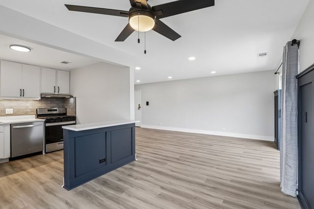 1728 N Emerald Bay 4, Palatine, IL 60074
