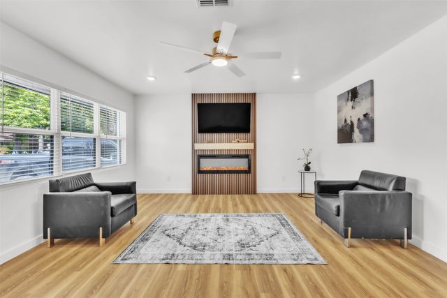 203 E 7th Street, Irving, TX 75060