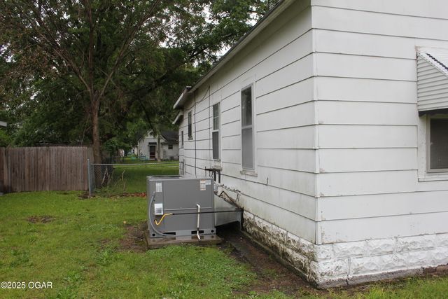 1417 S Jackson Avenue, Joplin, MO 64804