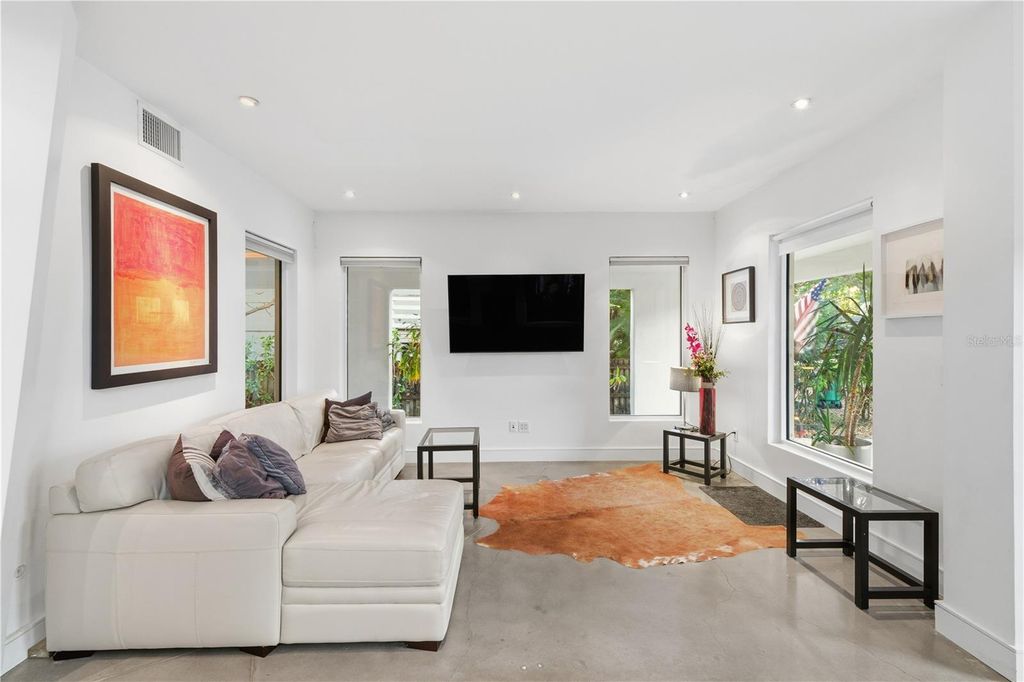 Image 12 of property listing at 6108 S ELKINS AVENUE, Tampa, FL 33611