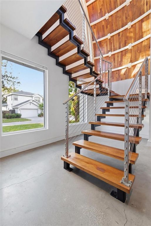 Image 5 of property listing at 6108 S ELKINS AVENUE, Tampa, FL 33611