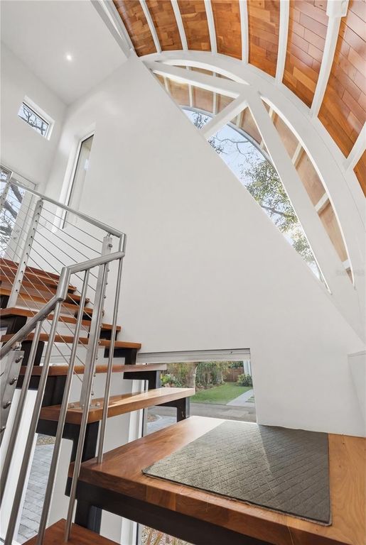 Image 6 of property listing at 6108 S ELKINS AVENUE, Tampa, FL 33611