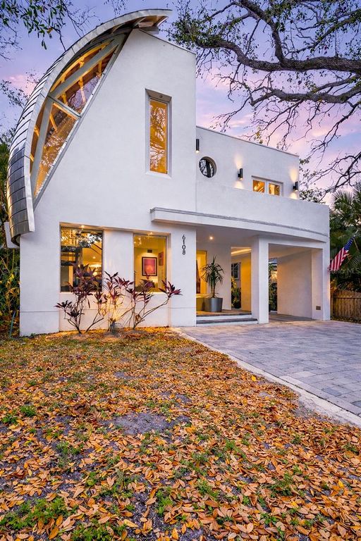 Image 9 of property listing at 6108 S ELKINS AVENUE, Tampa, FL 33611