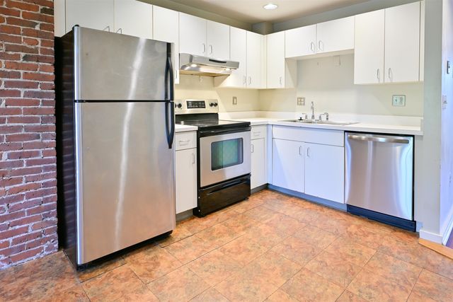 139 West Merrimack St Apt 3, Manchester, NH 03101