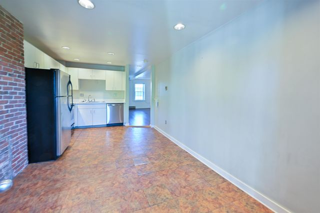 139 West Merrimack St Apt 3, Manchester, NH 03101