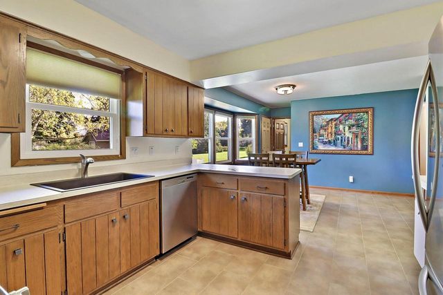 W222N2310 Glenwood LANE, Waukesha, WI 53186