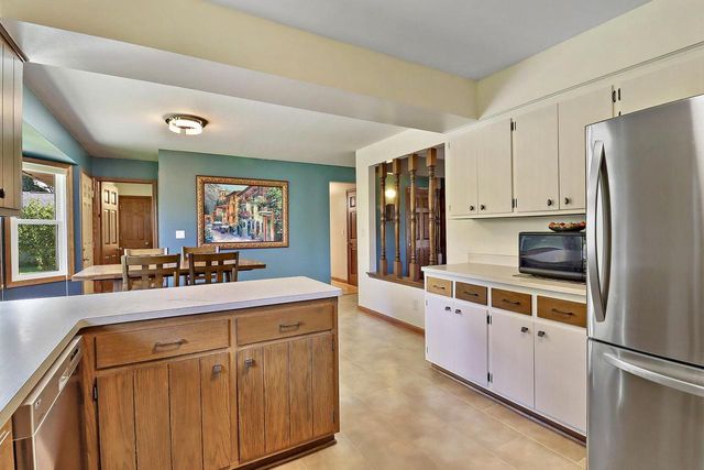 W222N2310 Glenwood LANE, Waukesha, WI 53186