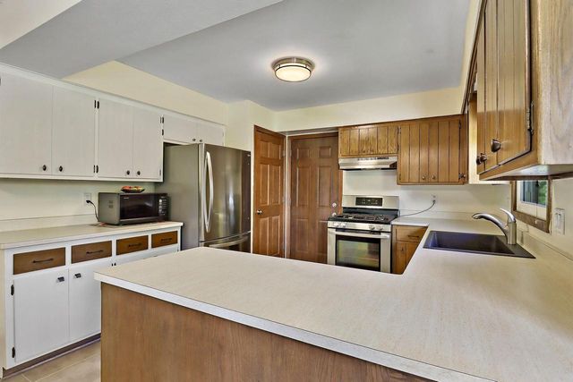 W222N2310 Glenwood LANE, Waukesha, WI 53186