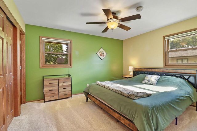 W222N2310 Glenwood LANE, Waukesha, WI 53186