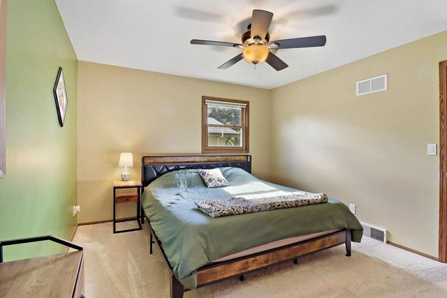 W222N2310 Glenwood LANE, Waukesha, WI 53186