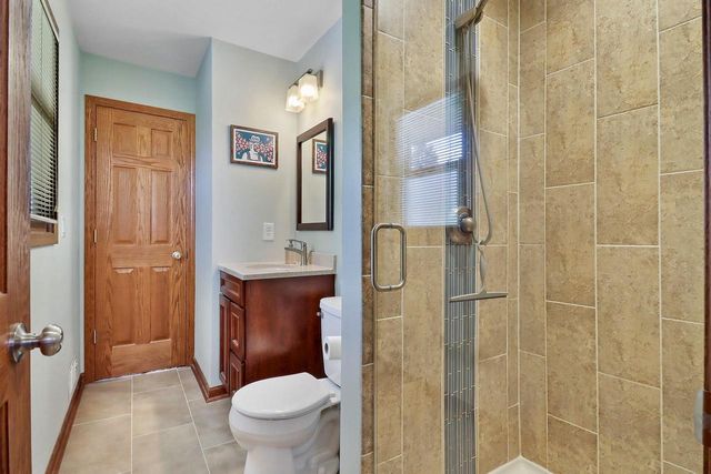 W222N2310 Glenwood LANE, Waukesha, WI 53186