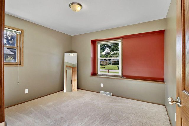 W222N2310 Glenwood LANE, Waukesha, WI 53186