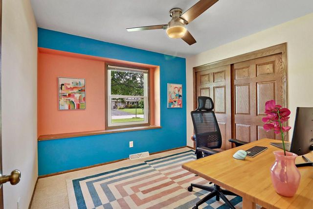 W222N2310 Glenwood LANE, Waukesha, WI 53186