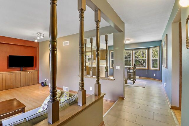 W222N2310 Glenwood LANE, Waukesha, WI 53186