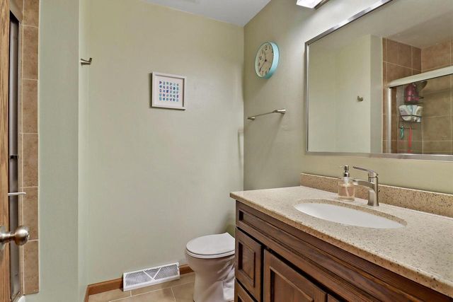 W222N2310 Glenwood LANE, Waukesha, WI 53186