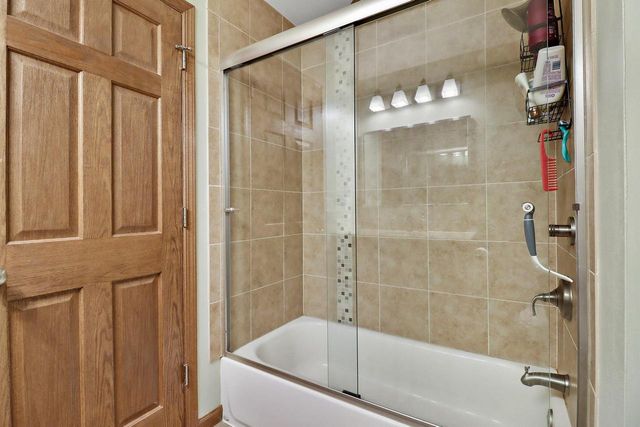 W222N2310 Glenwood LANE, Waukesha, WI 53186