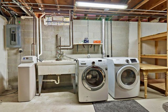 W222N2310 Glenwood LANE, Waukesha, WI 53186