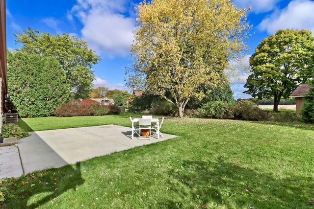 W222N2310 Glenwood LANE, Waukesha, WI 53186