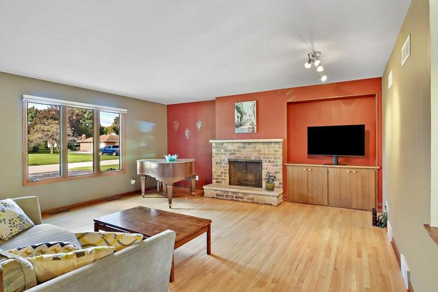 W222N2310 Glenwood LANE, Waukesha, WI 53186