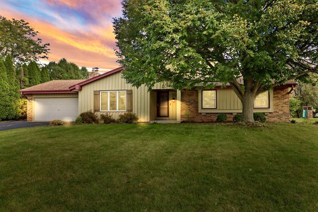 W222N2310 Glenwood LANE, Waukesha, WI 53186