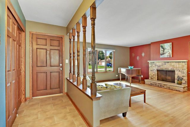 W222N2310 Glenwood LANE, Waukesha, WI 53186