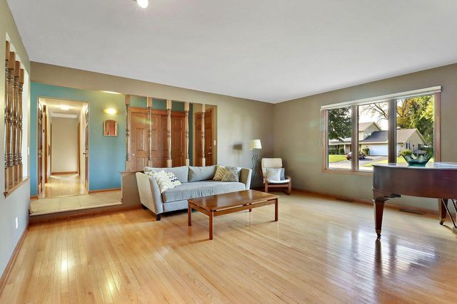 W222N2310 Glenwood LANE, Waukesha, WI 53186