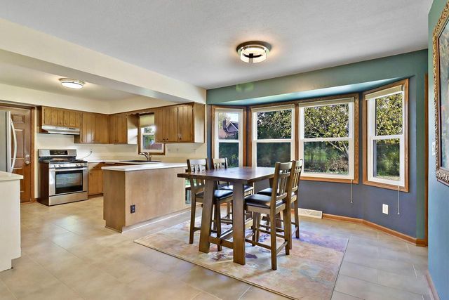W222N2310 Glenwood LANE, Waukesha, WI 53186