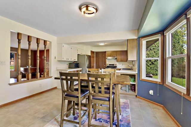 W222N2310 Glenwood LANE, Waukesha, WI 53186