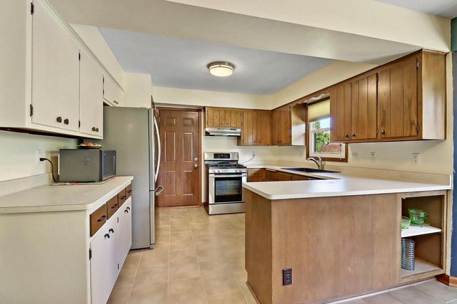 W222N2310 Glenwood LANE, Waukesha, WI 53186