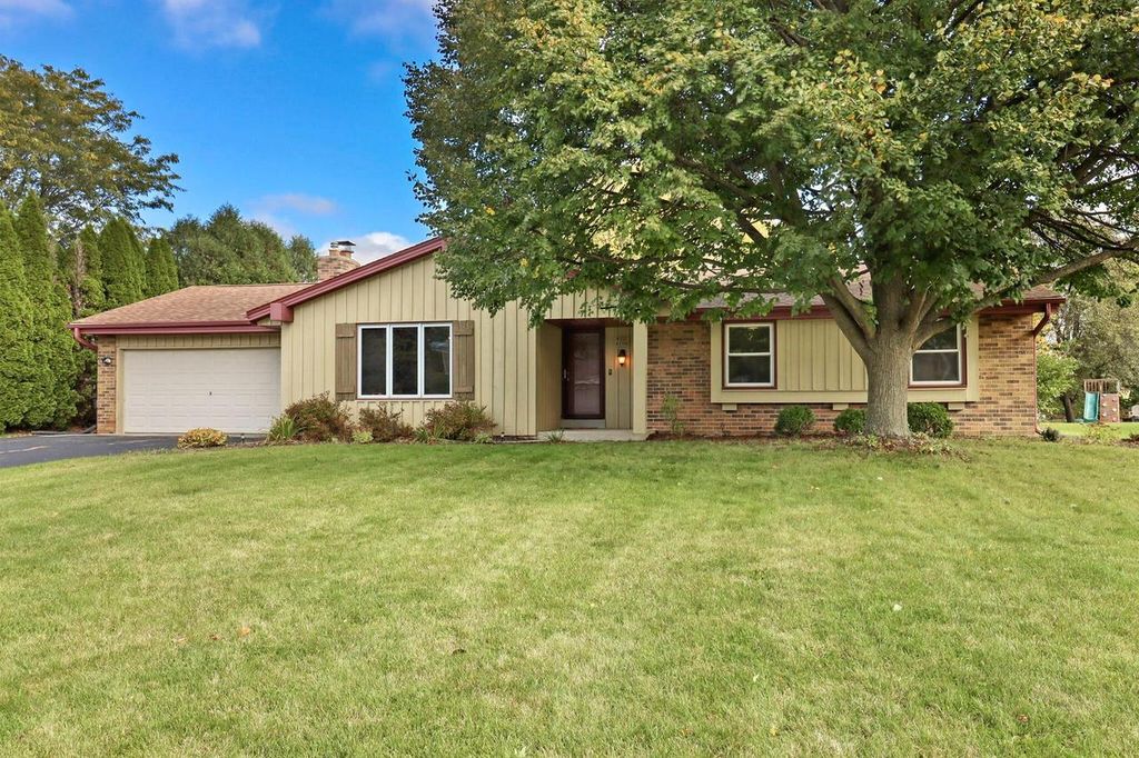 W222N2310 Glenwood LANE, Waukesha, WI 53186