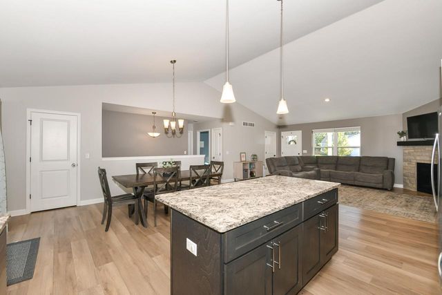 529 Arbor Ridge DRIVE, Delavan, WI 53115