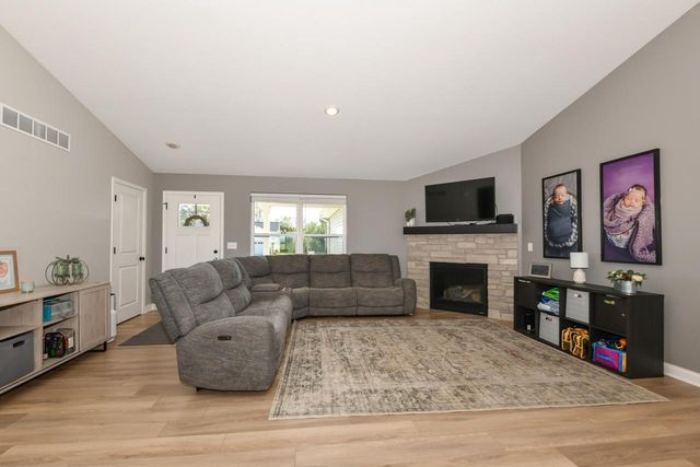 529 Arbor Ridge DRIVE, Delavan, WI 53115