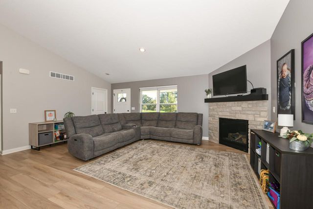 529 Arbor Ridge DRIVE, Delavan, WI 53115