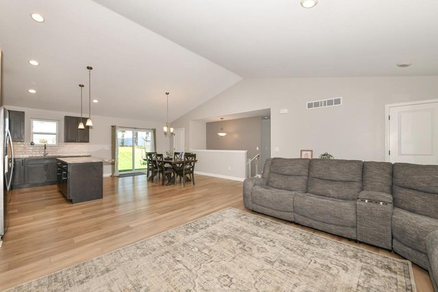 529 Arbor Ridge DRIVE, Delavan, WI 53115