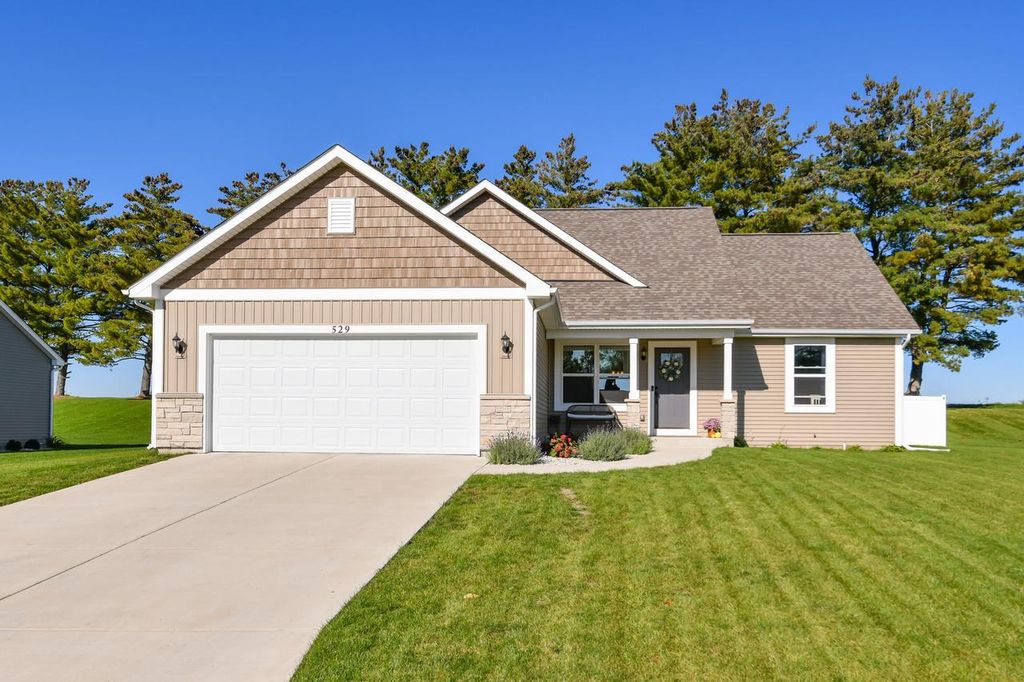 529 Arbor Ridge DRIVE, Delavan, WI 53115