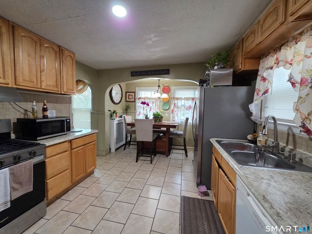 19 Manhan Street, Waterbury, CT 06710