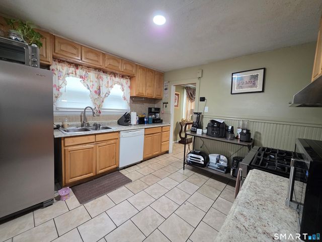 19 Manhan Street, Waterbury, CT 06710