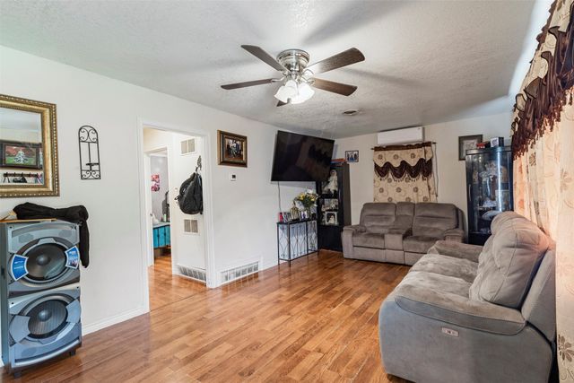 2211 Cloverdale Street, Arlington, TX 76010