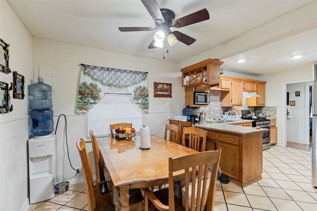 2211 Cloverdale Street, Arlington, TX 76010
