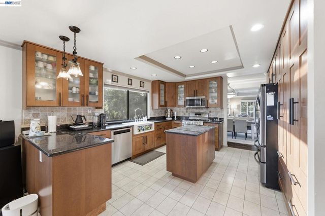 24439 Gina Ct, Hayward, CA 94541