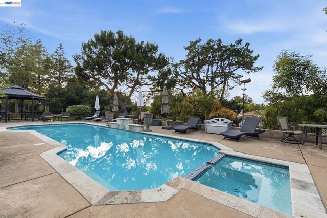 24439 Gina Ct, Hayward, CA 94541