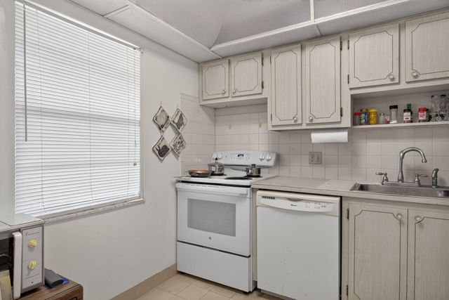 7827 GOLF CIR Drive 301, Margate, FL 33063