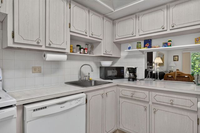 7827 GOLF CIR Drive 301, Margate, FL 33063