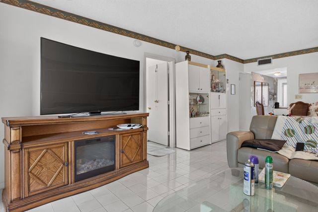7827 GOLF CIR Drive 301, Margate, FL 33063
