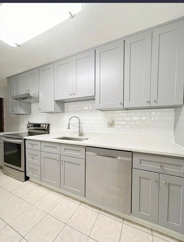 27 Skyline Drive 3, Braintree, MA 02184