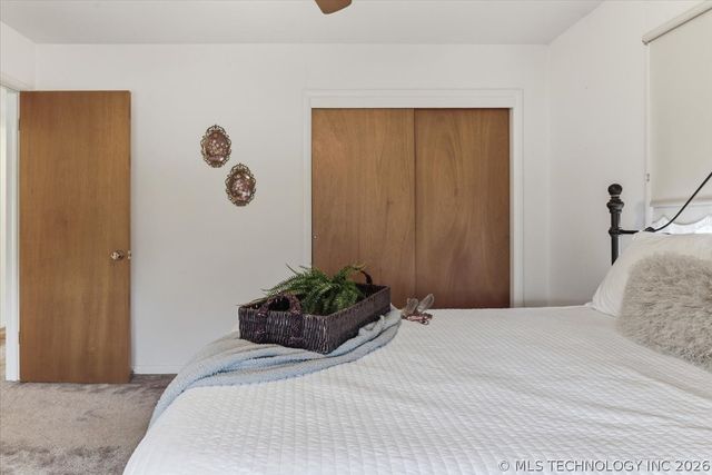 902 S Lake Road, Henryetta, OK 74437